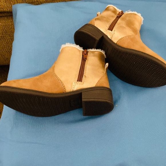 OshKosh ‘B’gosh  - Unisex Suede Boots. Size 10. Never worn. - Picture 5 of 5